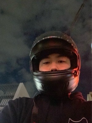 須藤さんヘルメット画像